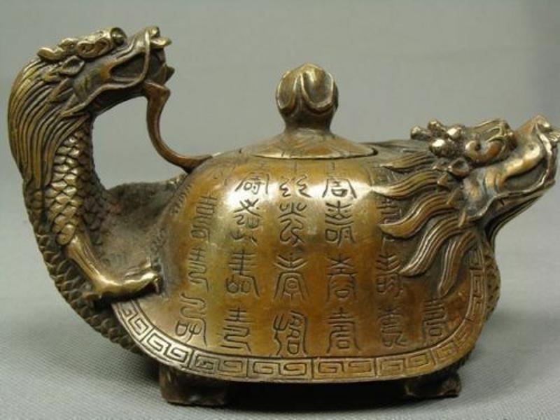 中國古老的銅手工龍茶壺 s