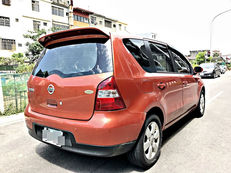 💥小燕子車庫💥 裕隆-11年 LIvina 7人 白 非.W204.小鋼炮.設定費3500 就可把車開回家
